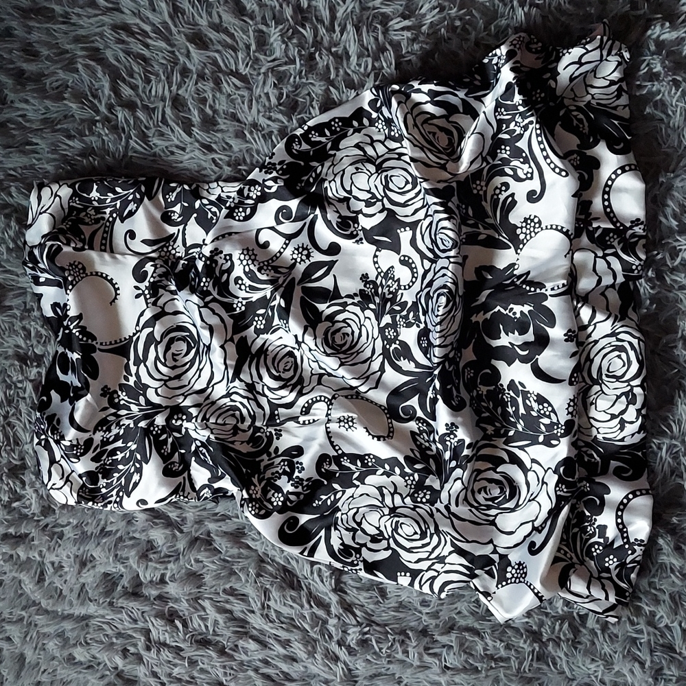 A Sequin Hearts, size 11 black and white rose and leaf designed strapless dress.
